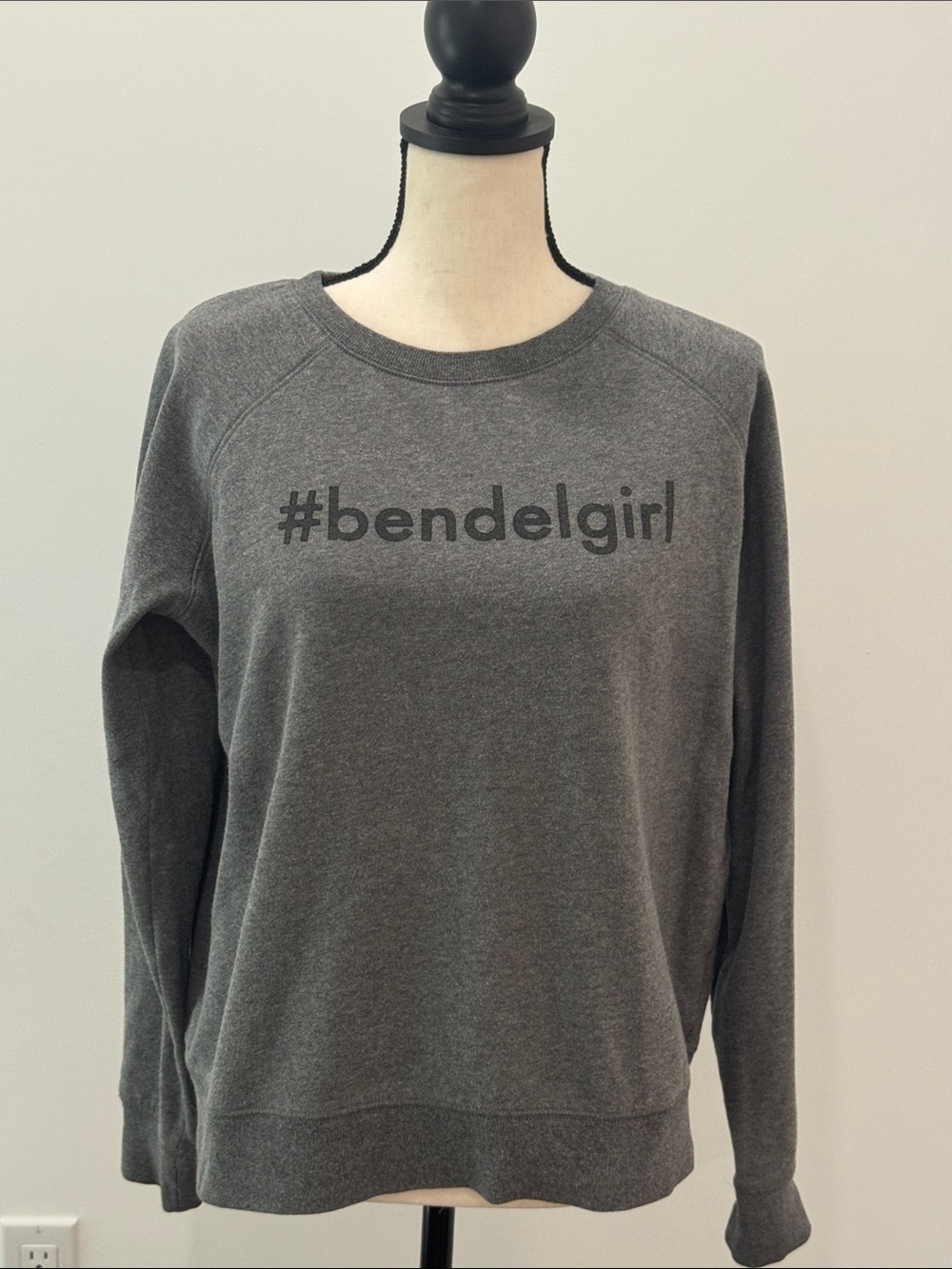 henri bendel Grey #bendelgirl Crewneck Sweatshirt one size good condition